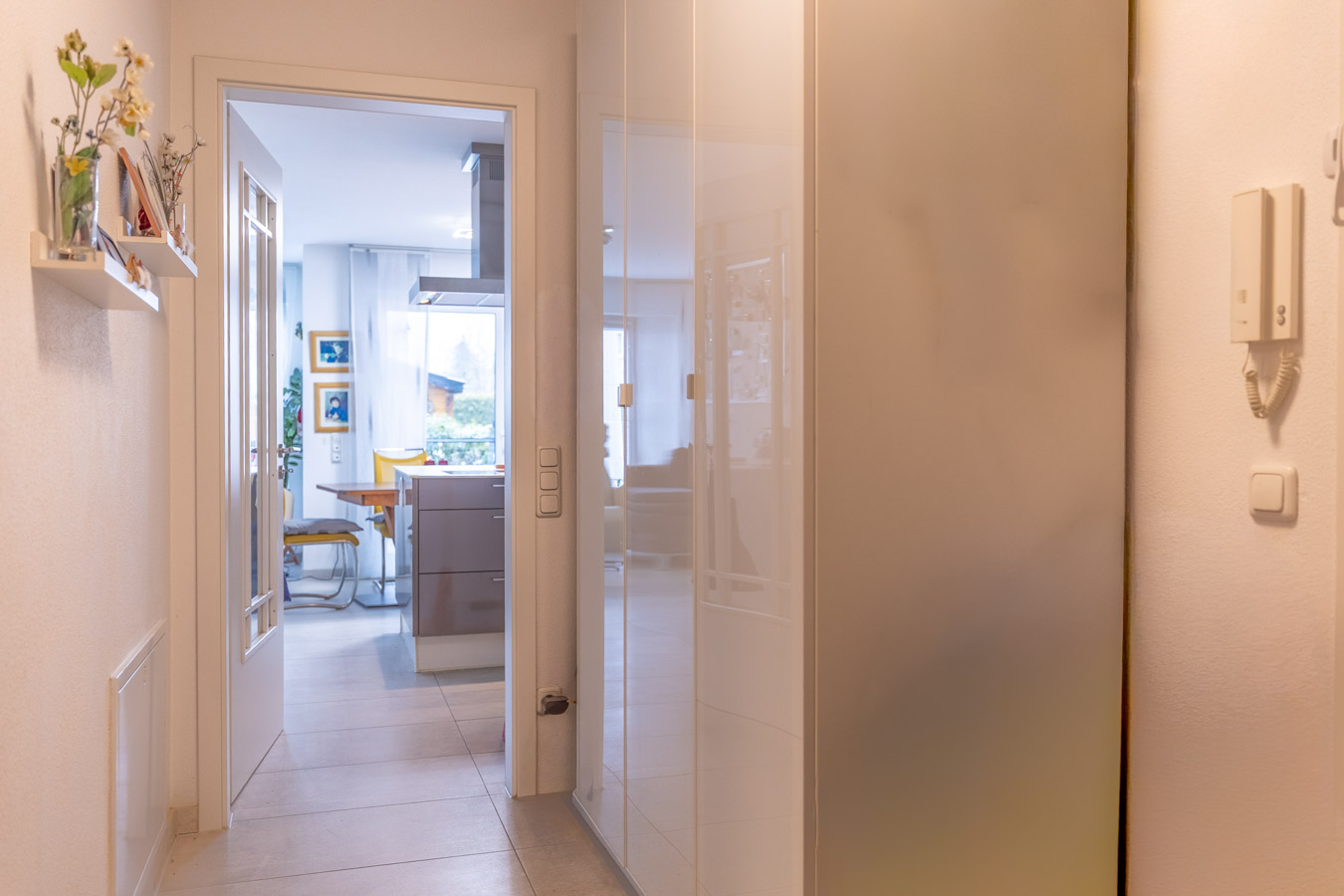 Geschmackvolle Gartenwohnung von 2013 – modern - hell und ideal gelegen