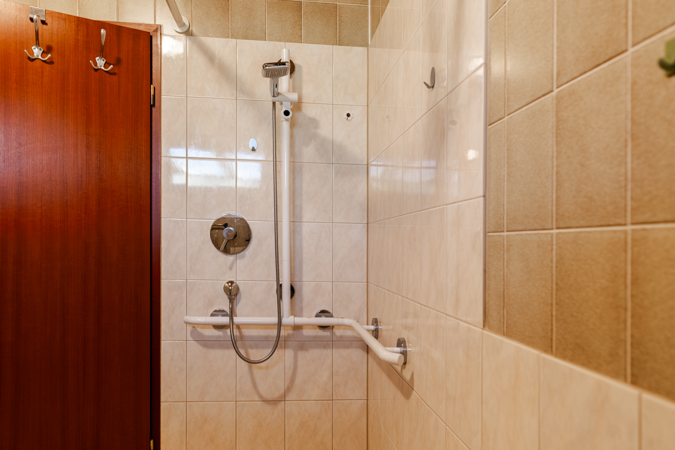 Handwerker-Projekt zur Renovierung (OKAL-Fertighaus mit PV-Anlage)