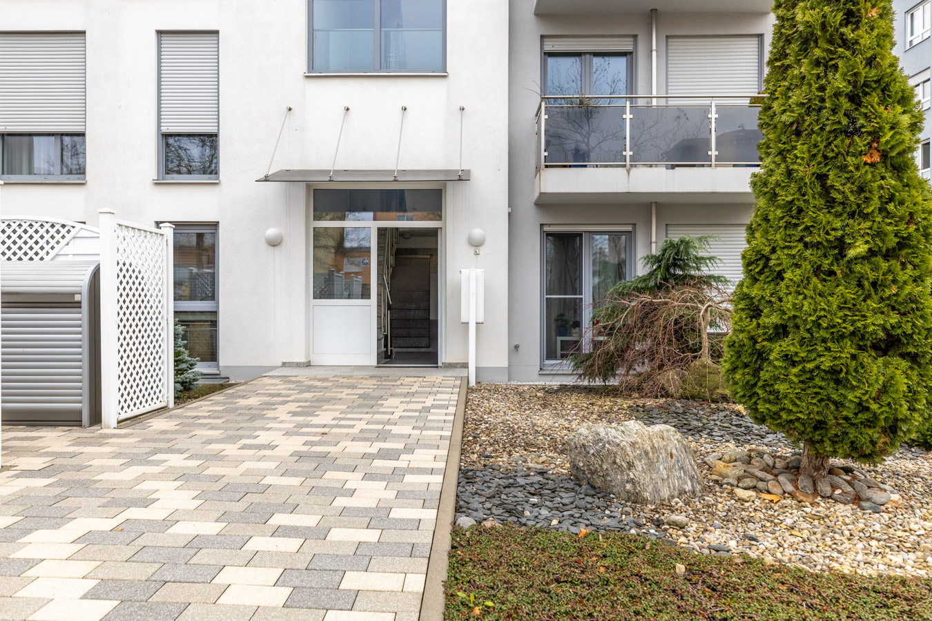 Geschmackvolle Gartenwohnung von 2013 – modern - hell und ideal gelegen