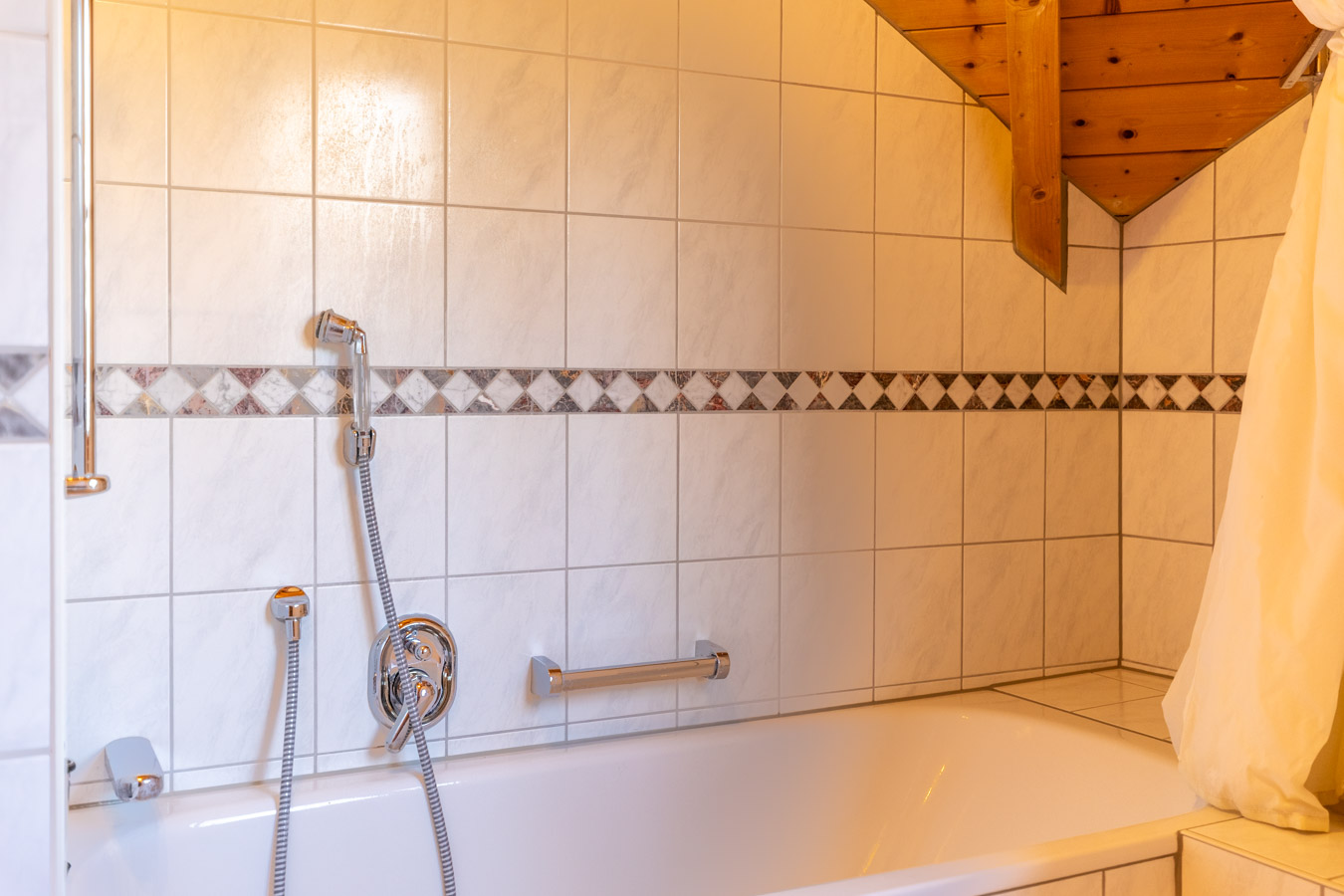 Licht - Holz & Wohngenuss – Charme pur auf drei Etagen mit Schwedenofen und stilvoller Wendeltreppe