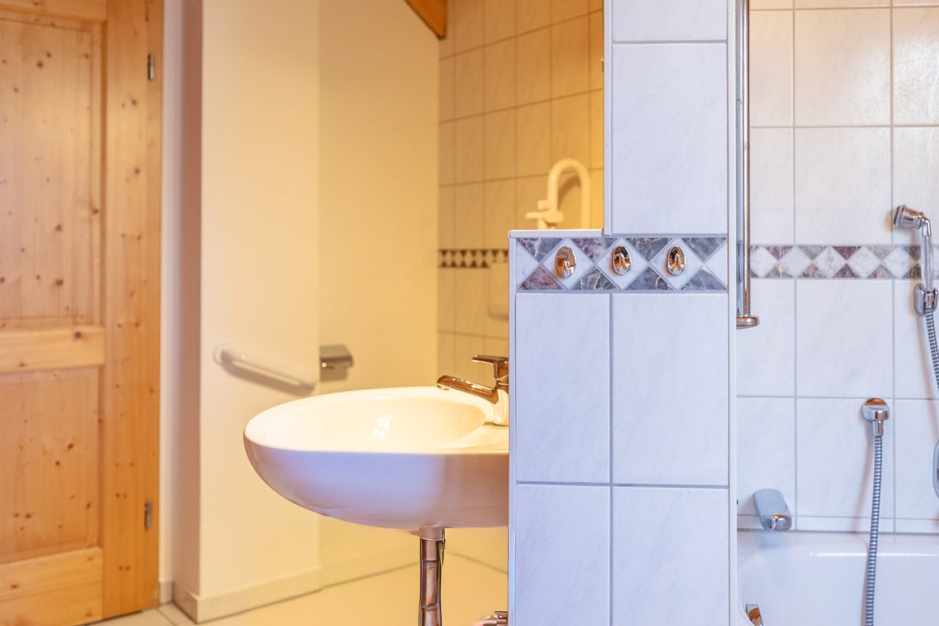 Licht - Holz & Wohngenuss – Charme pur auf drei Etagen mit Schwedenofen und stilvoller Wendeltreppe