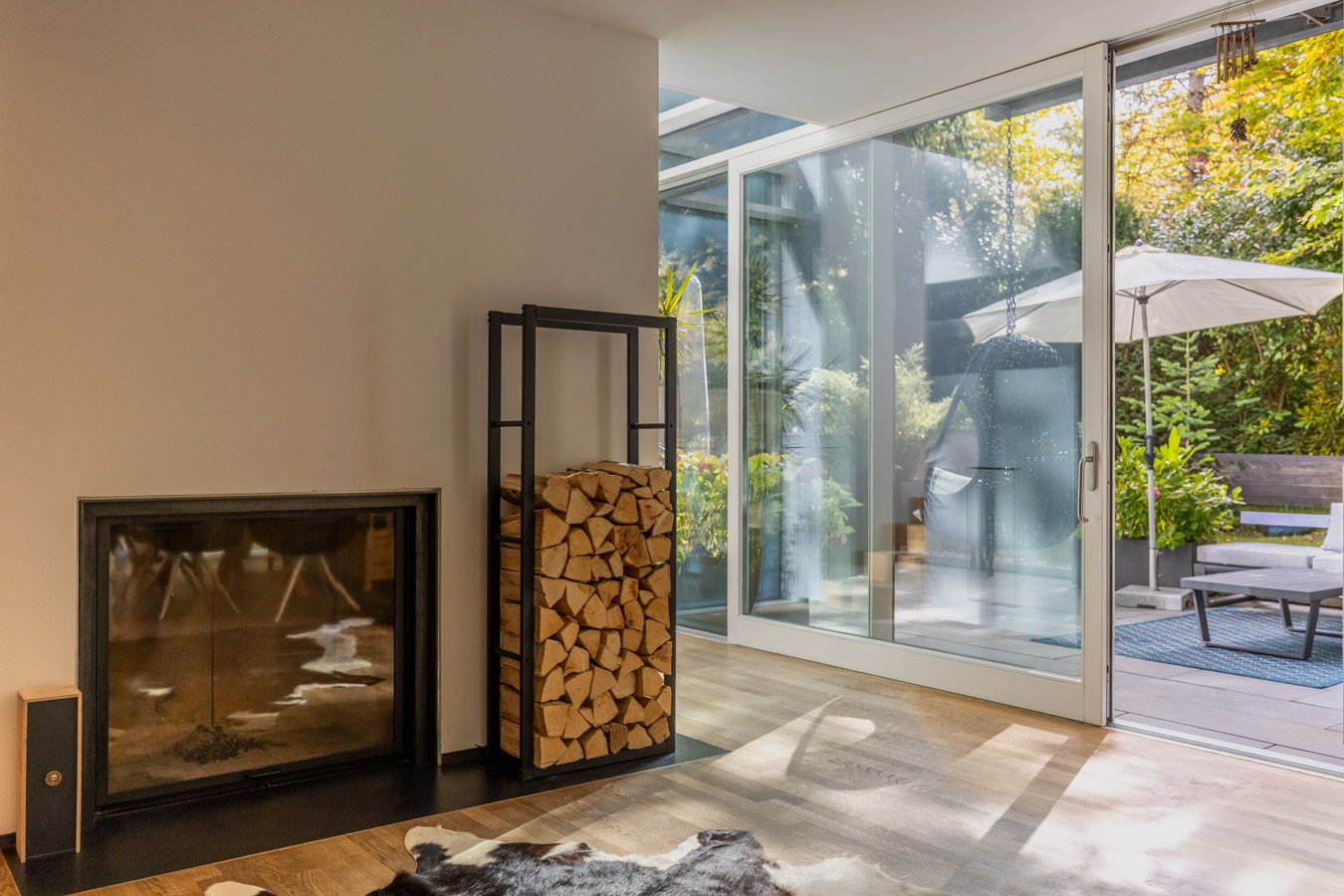 Glasfront und Kamin - Wohlfühlen zu jeder Jahreszeit.