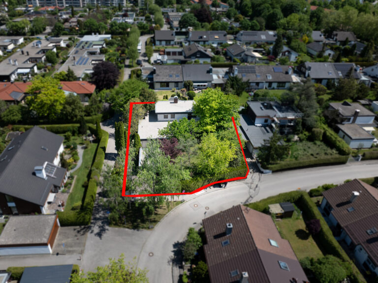Großes, gut gelegenes Baugrundstück mit Altbestand für Ihren Luxus-Bungalow