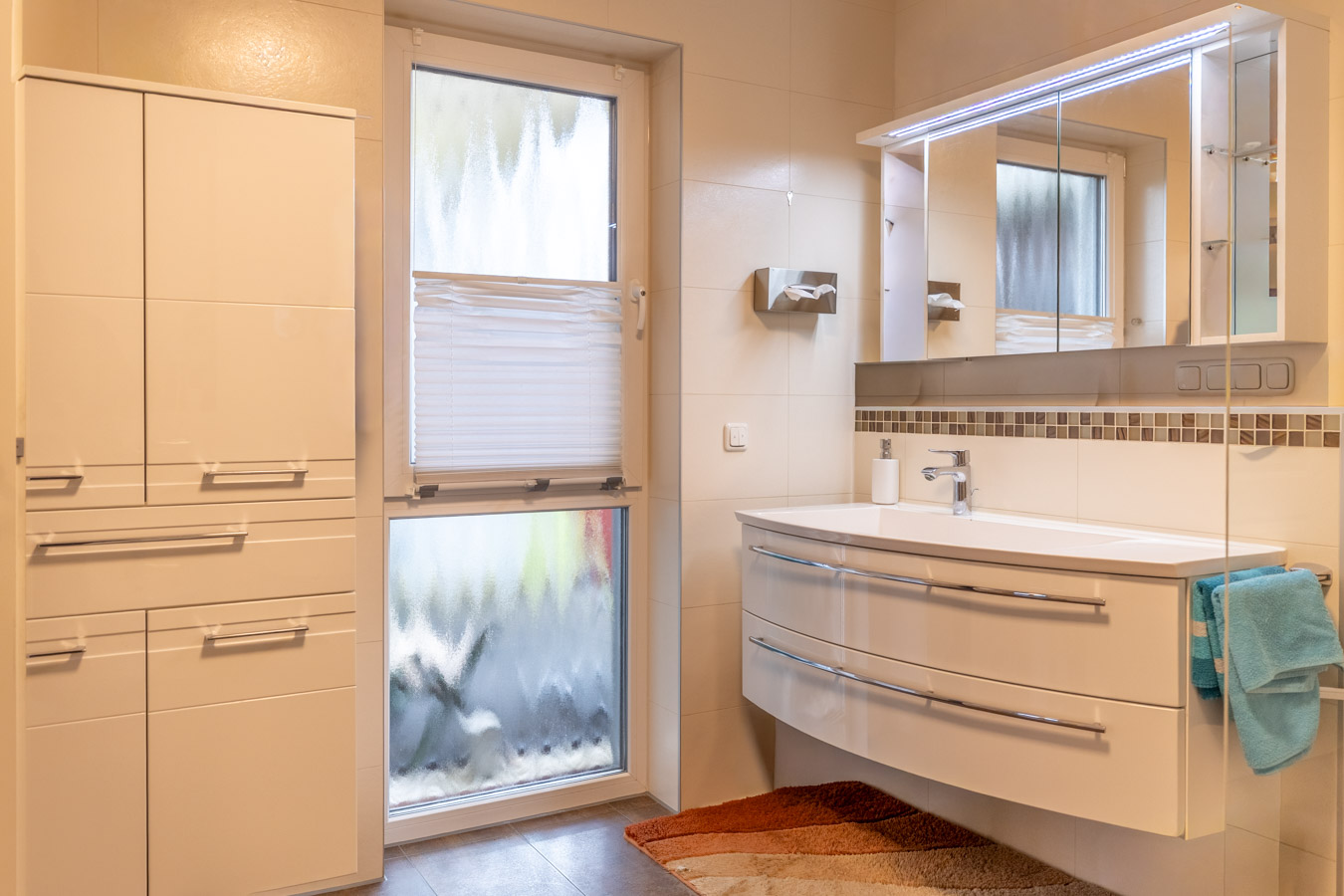 Geschmackvolle Gartenwohnung von 2013 – modern - hell und ideal gelegen