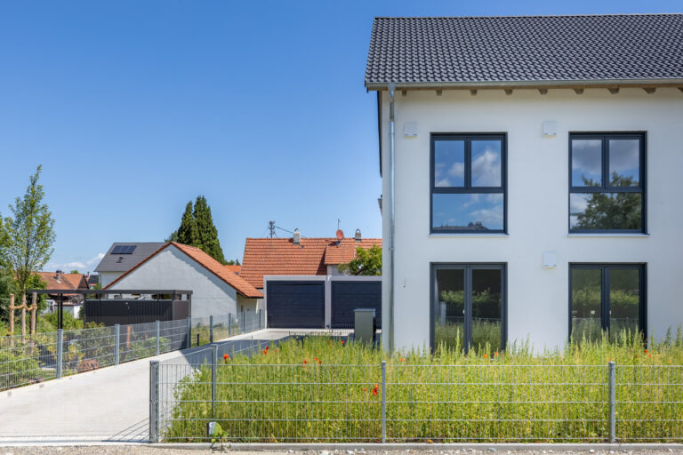 Hochwertige Neubau-Doppelhaushälfte mit XL-Carport & Keller in bester Lage