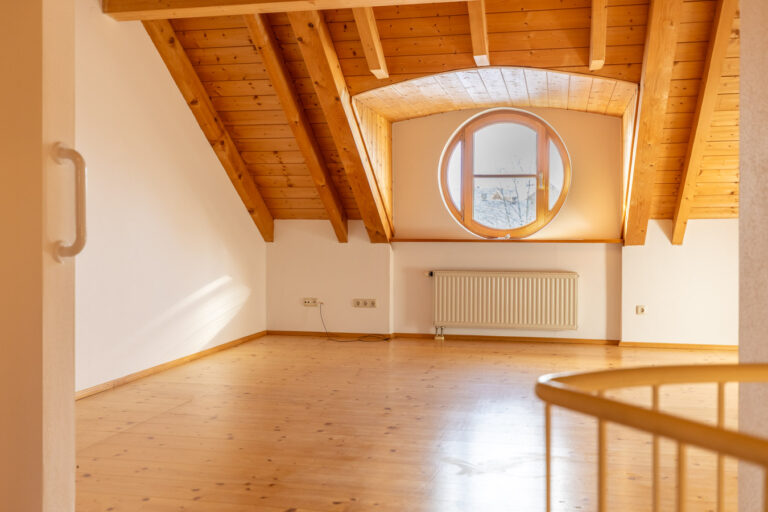 Licht, Holz & Wohngenuss – Charme pur auf drei Etagen mit Schwedenofen und stilvoller Wendeltreppe